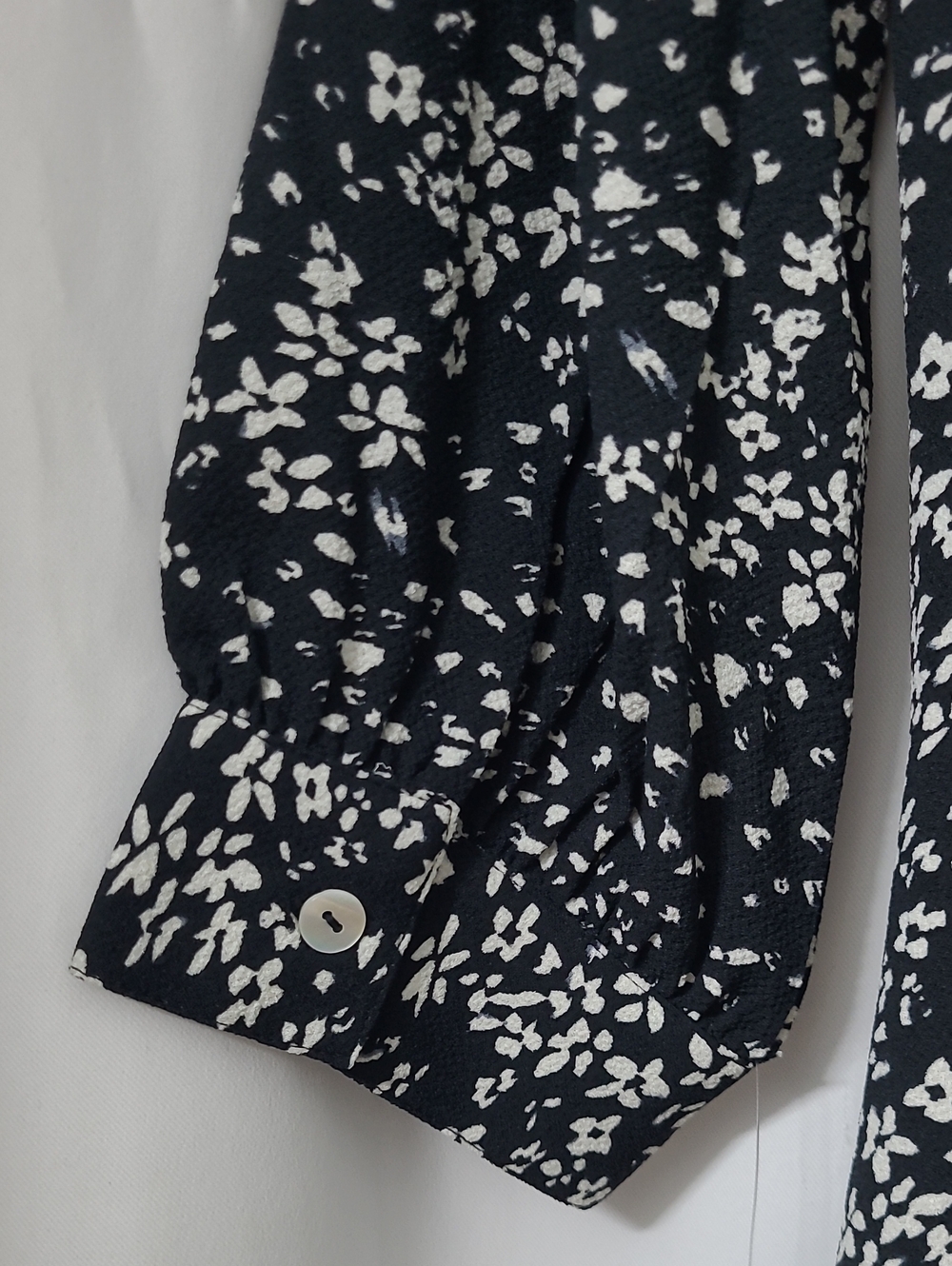 NWT DKNY Black & White Floral Ruched Midi Shirtdress - Picture 7 of 10